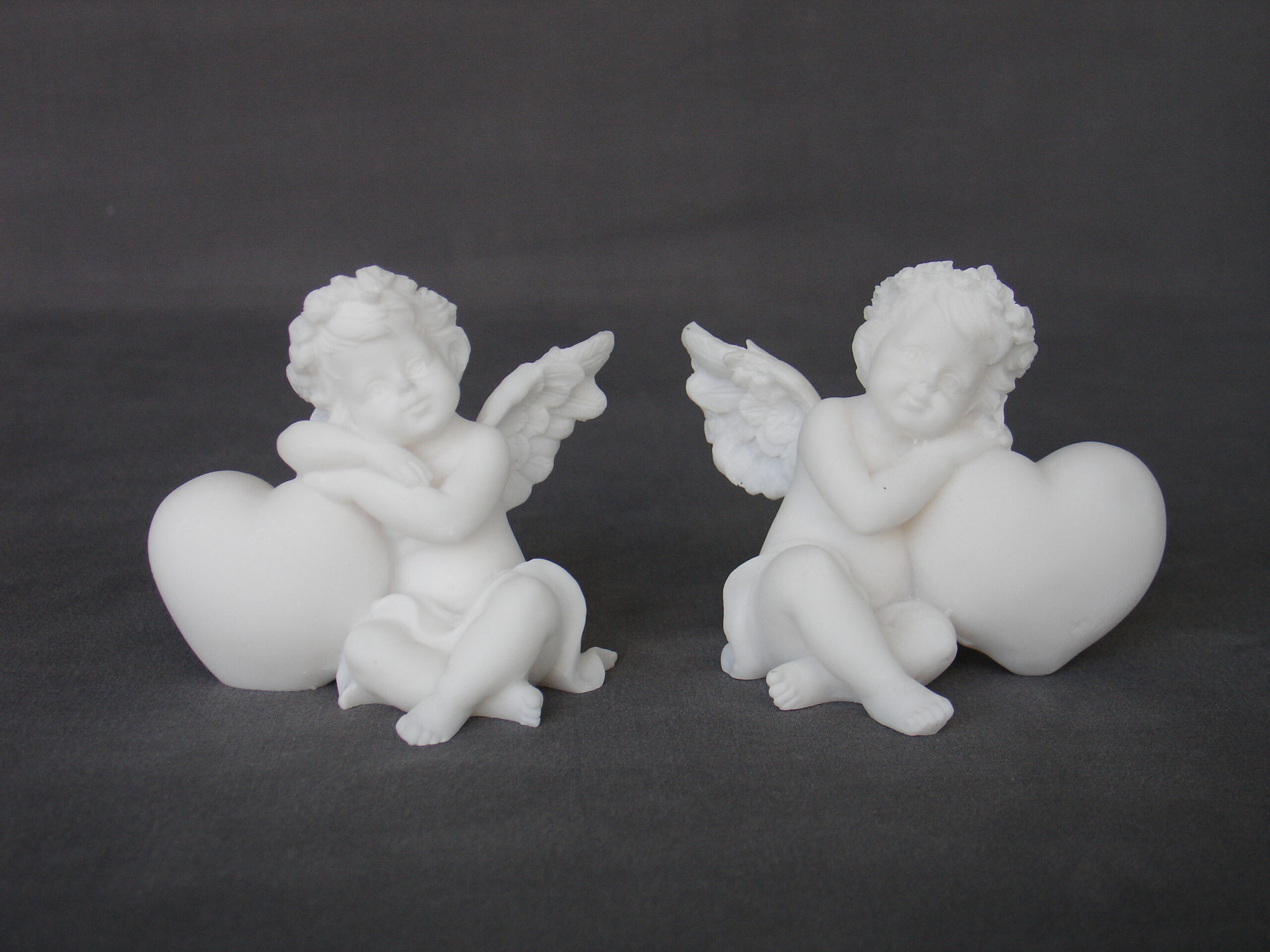 Angel with a heart left view statue — image 4