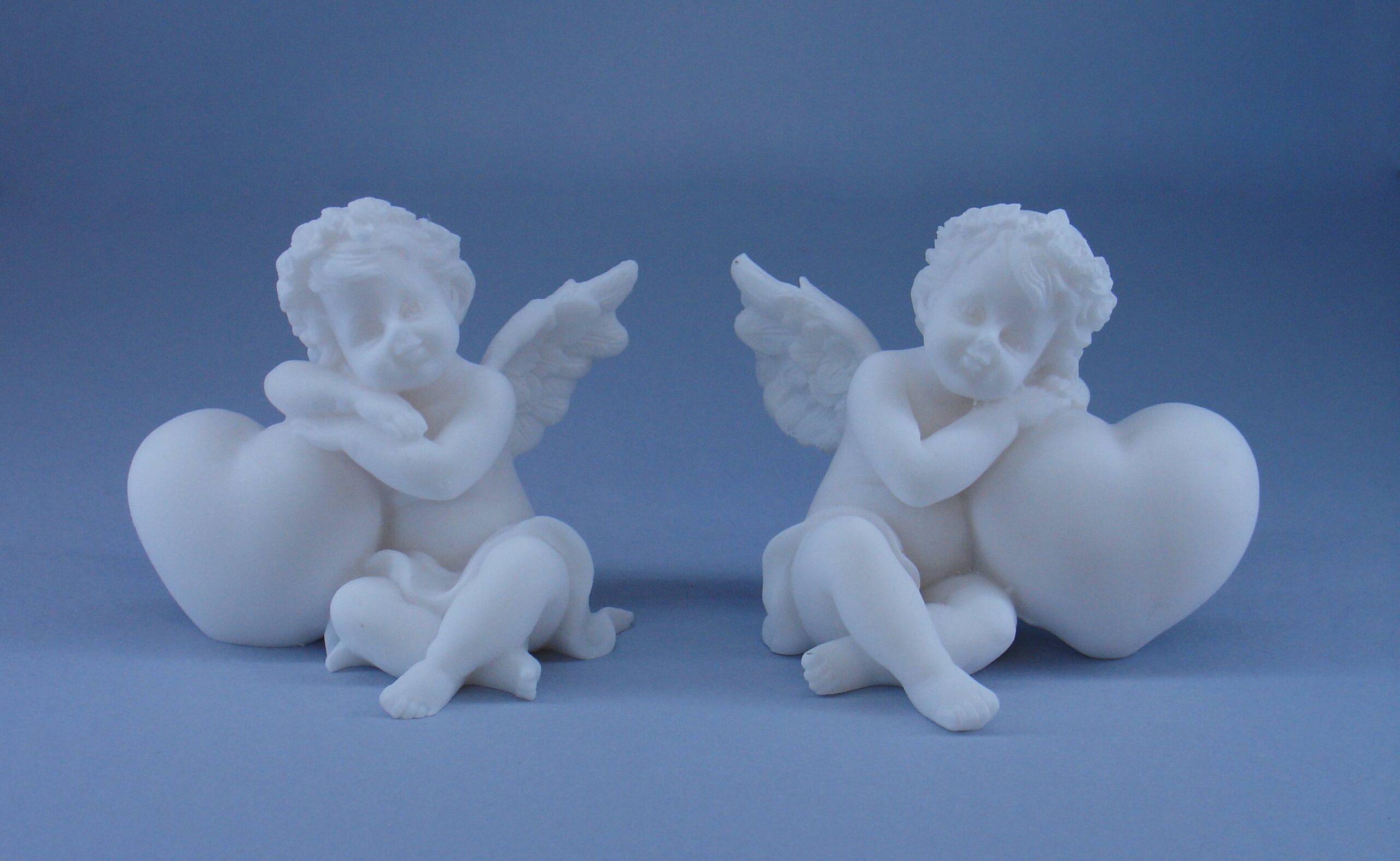 Angel with a heart left view statue — image 5