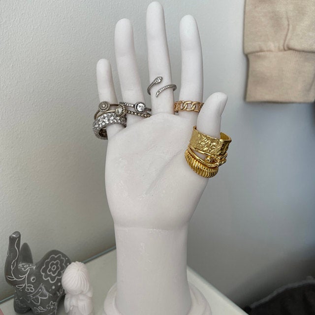 Hand – ring holder statue — image 3
