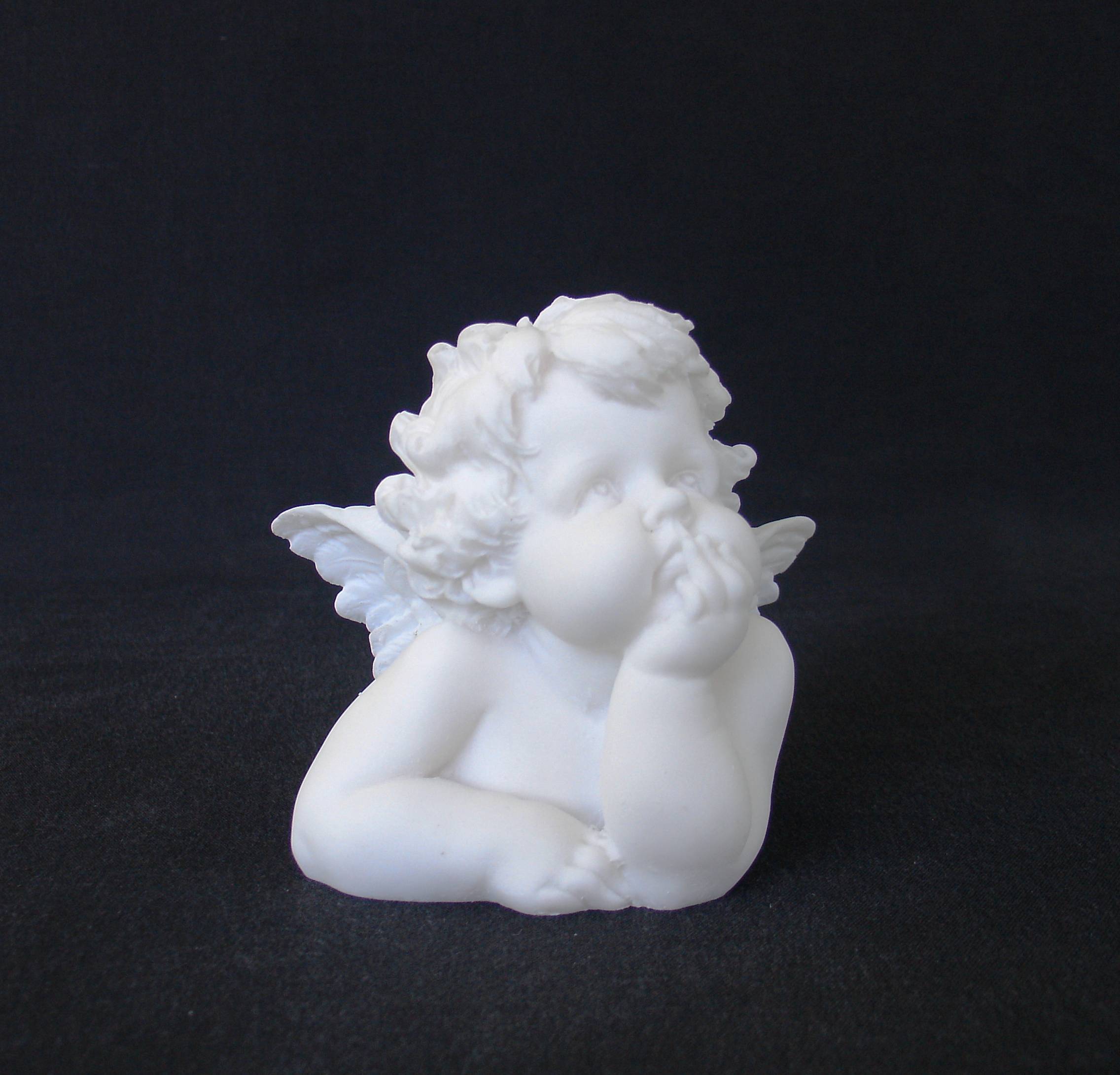 Little Angel thinking statue — image 2