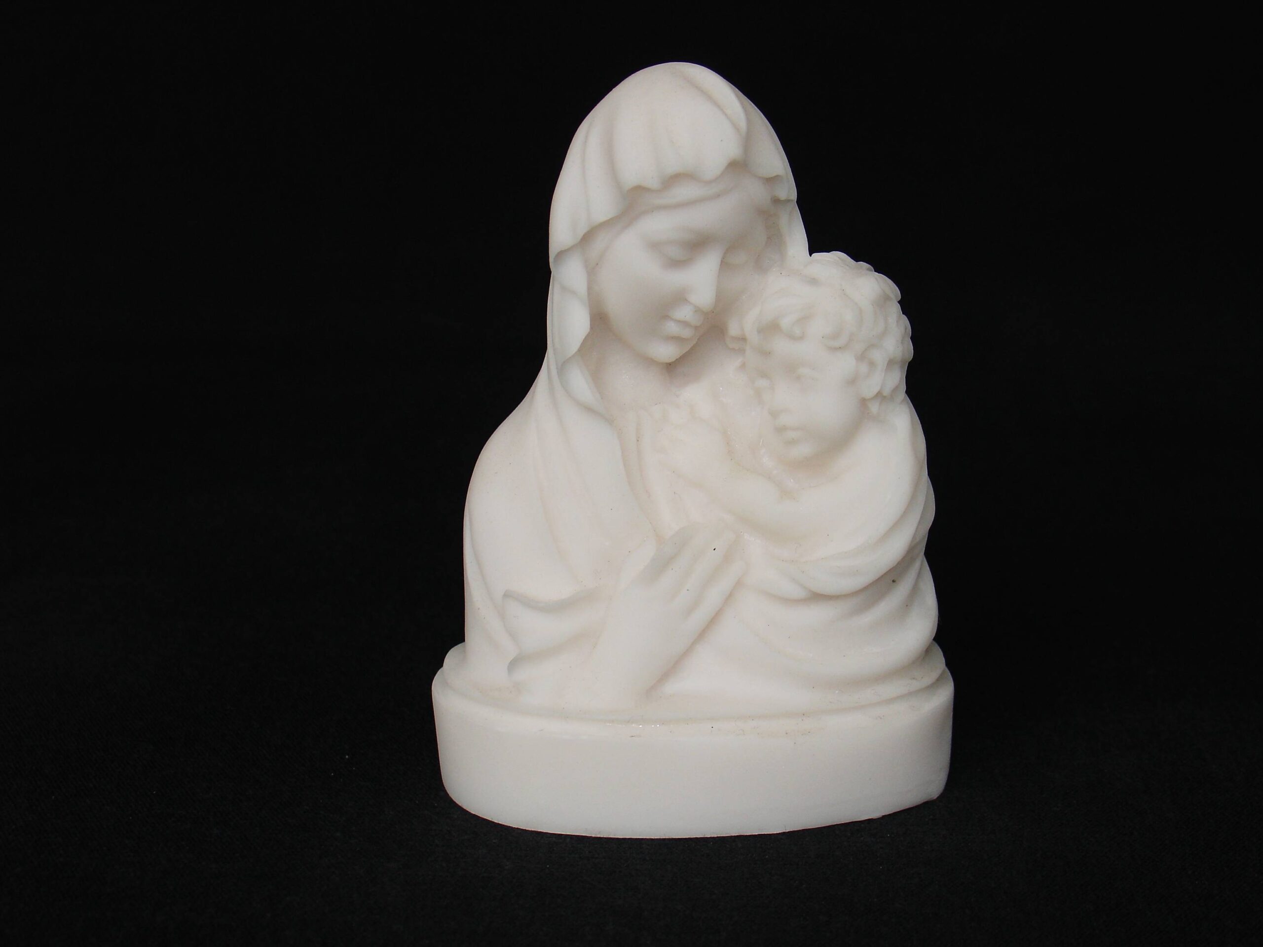 Mary and baby Jesus statue — image 2