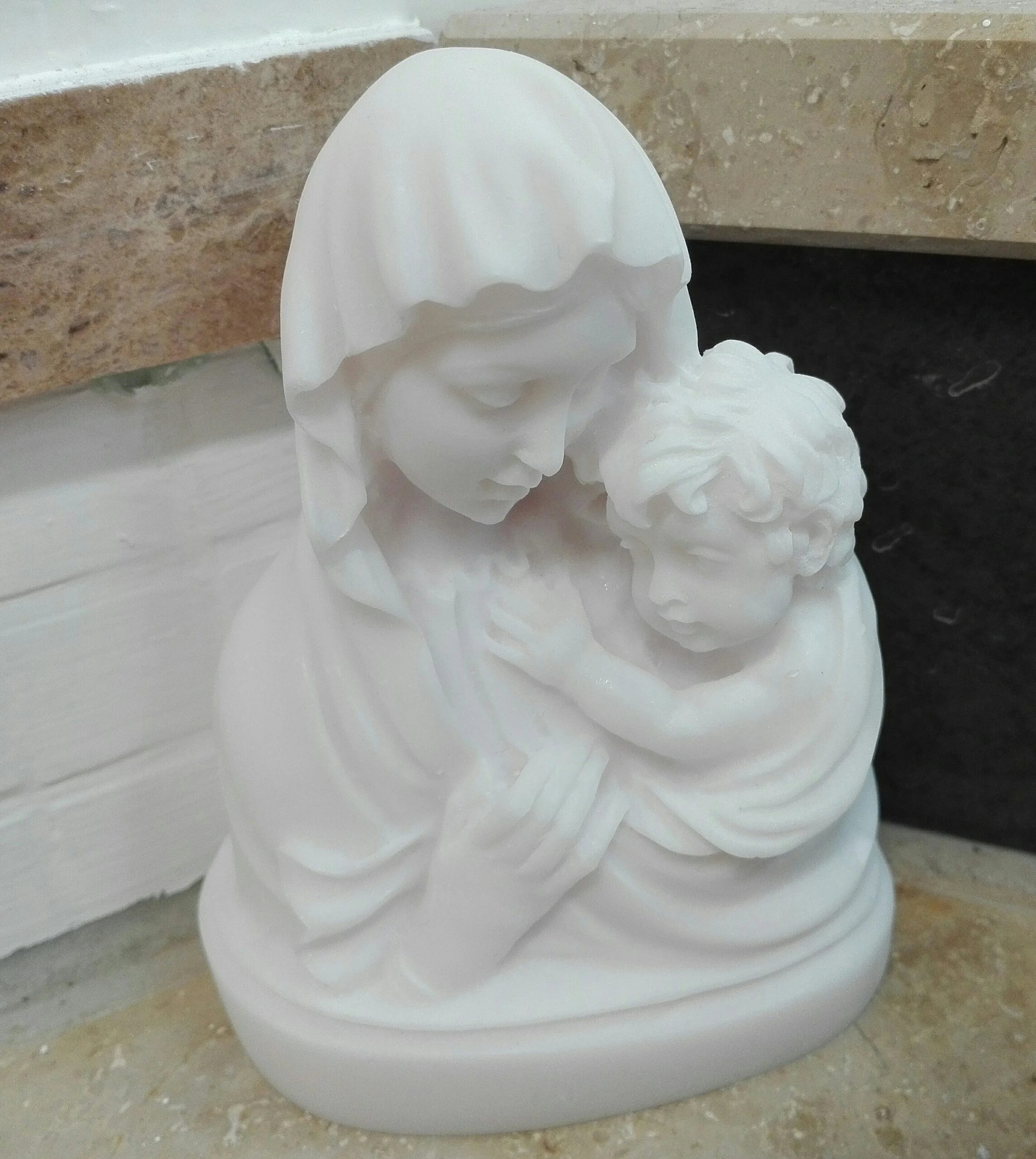 Mary and baby Jesus statue — image 3