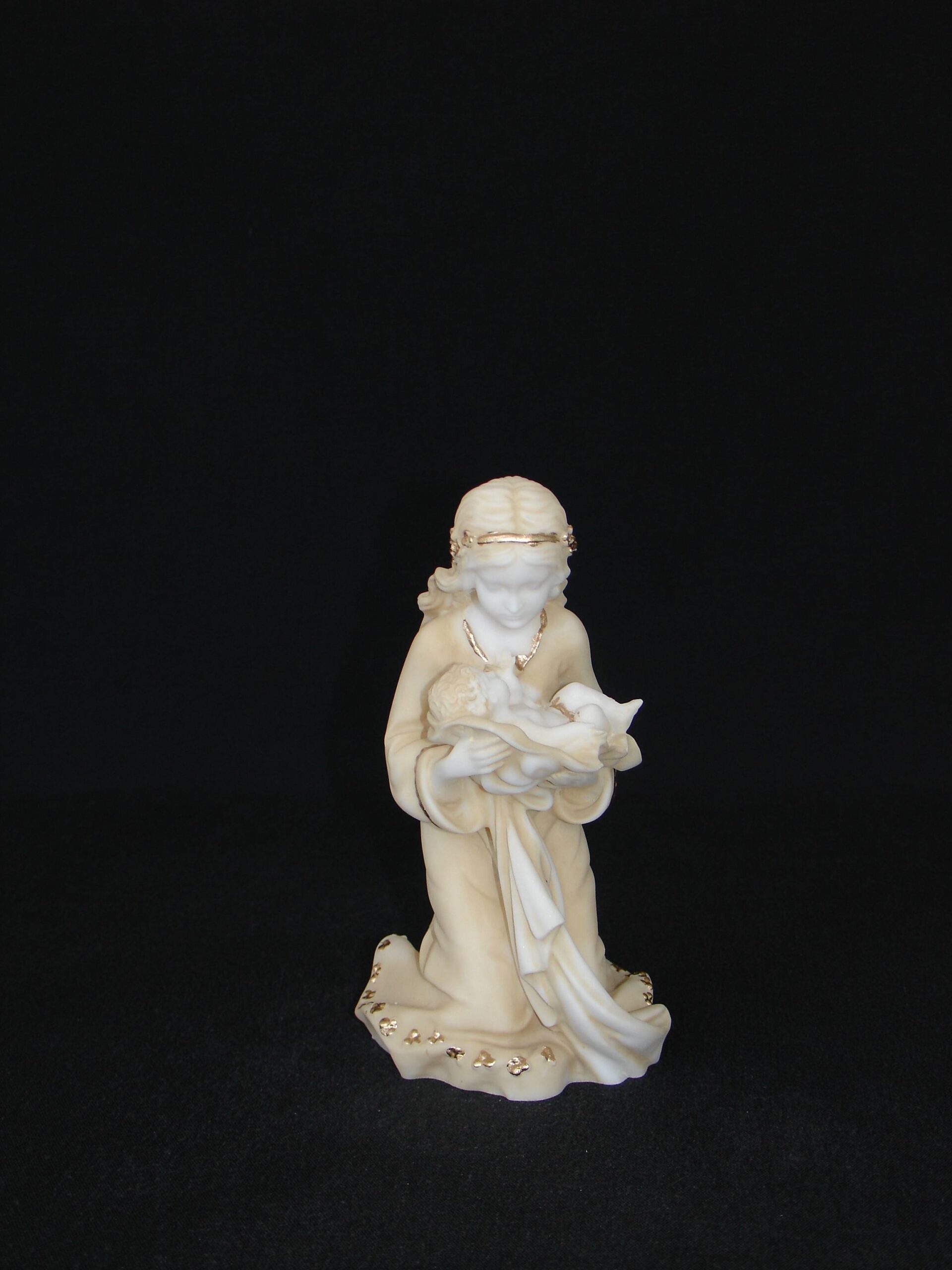 Mary holding baby Jesus statue