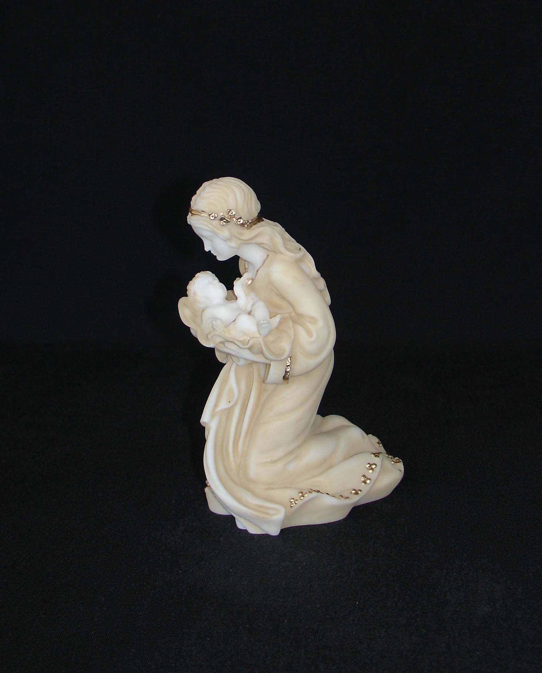 Mary holding baby Jesus statue — image 4