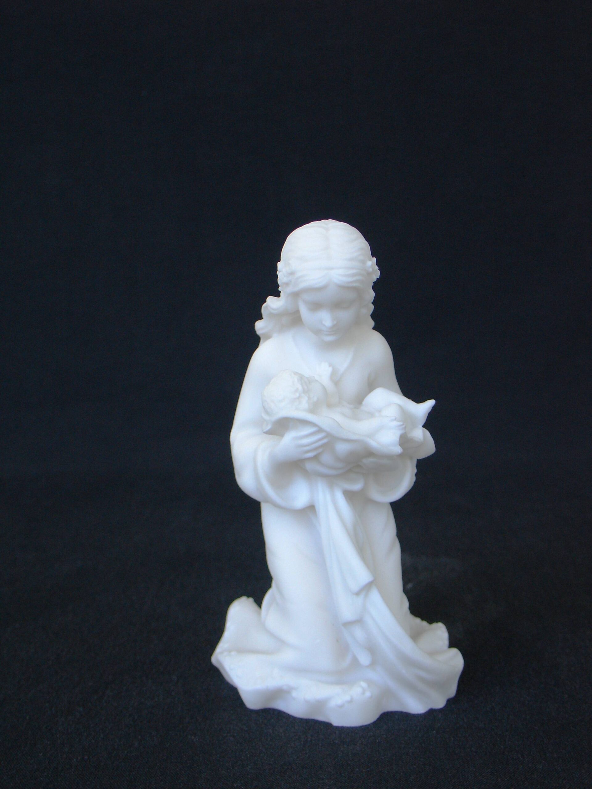 Mary holding baby Jesus statue — image 2