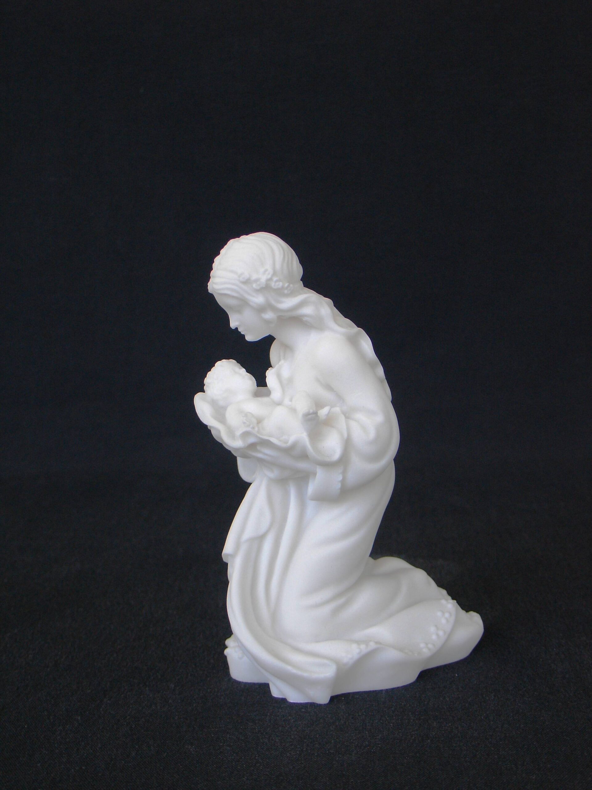 Mary holding baby Jesus statue — image 3
