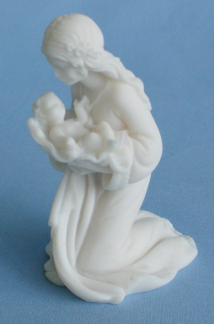 Mary holding baby Jesus statue — image 5
