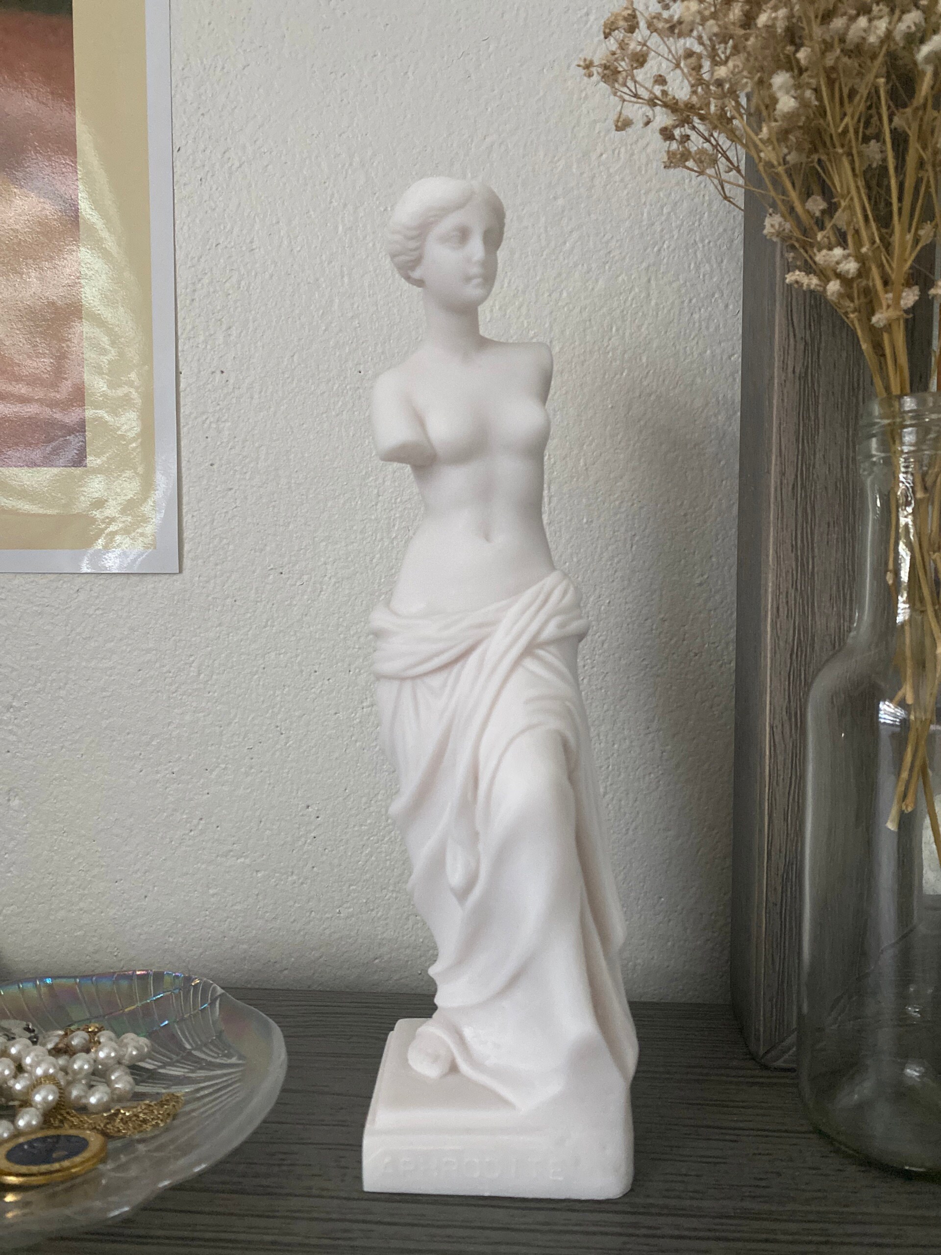 Venus of Milos statue replica — image 6