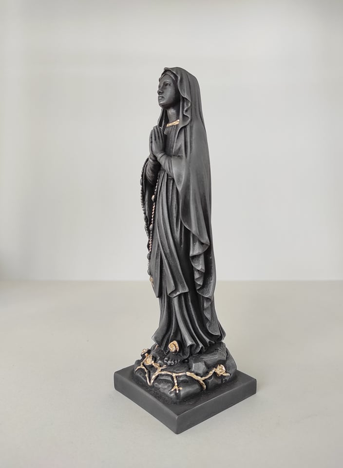 Virgin Mary praying statue — image 8
